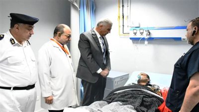 محافظ أسوان يزور مصابي حادث انقلاب سيارة بطريق أبوسمبل البري.. ويوجه بتقديم الرعاية المتكاملة