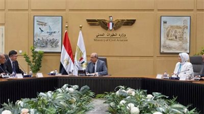 وزير الطيران المدني يبحث مع مسؤولي شركة 