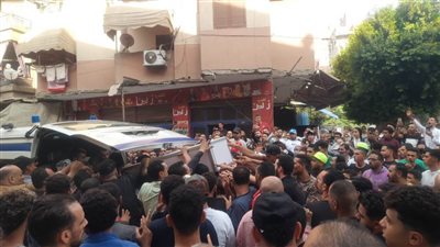 المئات يشيعون جنازة شاب لقي مصرعه على يد صديقه لدفاعه عن فتاة (صور)
