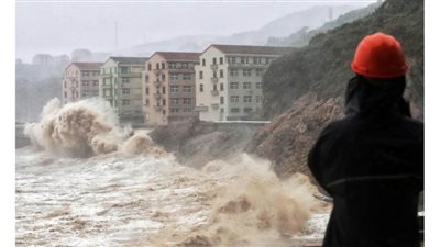 شنغهاي تجلي آلاف الأشخاص وتلغي فعاليات وتعلق الرحلات الجوية مع اقتراب الإعصار 