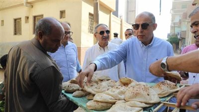 محافظ المنيا يقود حملة تفتيشية على المخابز البلدية ويضبط 15 مخالفة تموينية