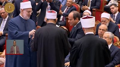 شيخ الأزهر يهدي الرئيس السيسي النسخة الأولى من ترجمة الأزهر لمعاني القرآن الكريم إلى اللغة الإنجليزيّة