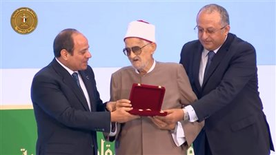 الرئيس السيسي يكرم عددًا من النماذج المشرفة التي أثرت الفكر الإسلامي في مجال الدعوة