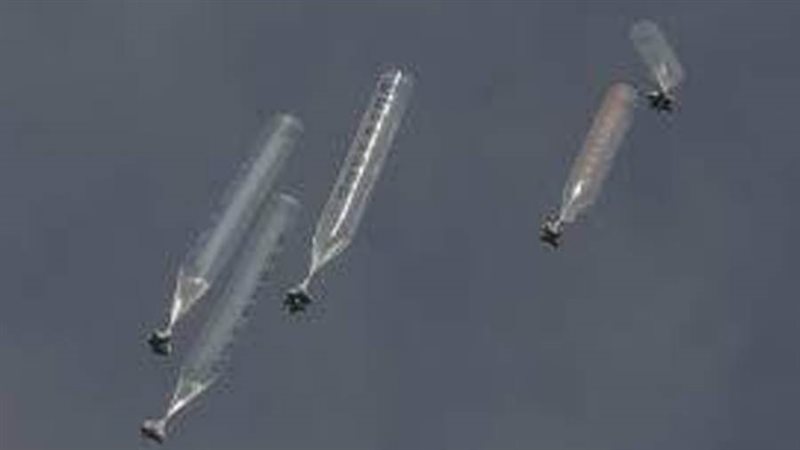 بالونا يحمل القمامة