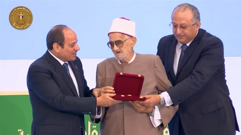 الرئيس السيسي يكرم