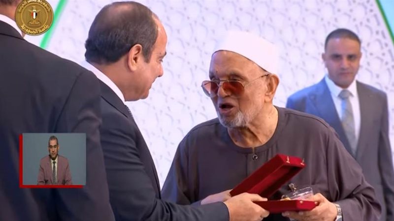 الرئيس السيسي يكرم
