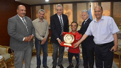  بالصور.. محافظ الغربية يكرم محمد المنياوي الحاصل على ذهبية العالم لرفع الأثقال البارالمبية