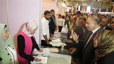 محافظ المنيا ملتقى التوظيف فرصة مناسبة للحصول على وظيفة في وجود كبرى الشركات والمصانع