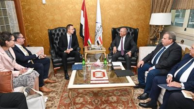 كامل الوزير يبحث مع وزير الخارجية والتجارة المجري سبل التعاون في مجالي الصناعة والنقل