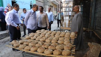 محافظ المنيا يشهد توزيع الخبز مجاناً ضمن مبادرة 