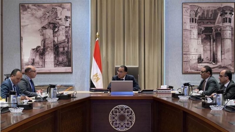 رئيس الوزراء يستعرض