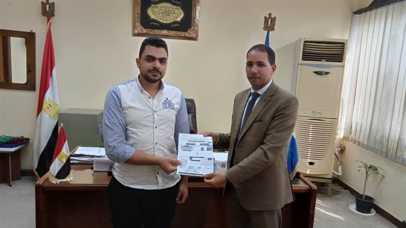 جانب من تسليم نموذج