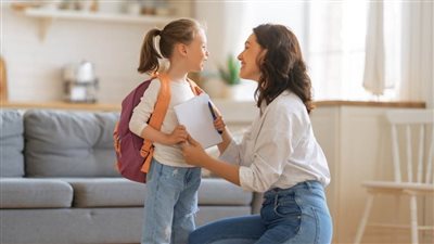 «اعرفي إزاي تتعاملي معاه».. 10 نصائح في أول يوم مدرسة لطفلك 