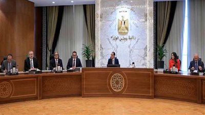 رئيس الوزراء يستعرض المخططات والتصميمات الخاصة بمشروع 
