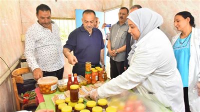 محافظ أسيوط يفتتح منافذ بيع المنتجات بمدرسة ديروط الثانوية الزراعية المشتركة
