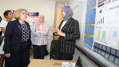 مساعد وزير الخارجية الأمريكية في زيارة لمدرسة المتفوقين بنات