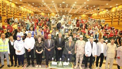 توزيع 500 شنطة مدرسية على الطلاب غير القادرين بالمنيا