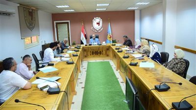 رئيس جامعة سوهاج يناقش التجهيزات بالمدن الجامعية لتسكين ٤٣٠٠ طالب