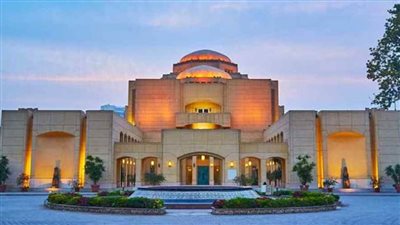 المشاركة السعودية تجذب زوار المعرض التشكيلي 