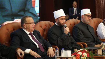 وزير الأوقاف ينشد في حب الرسول خلال احتفال 