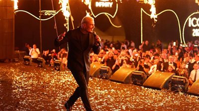 عمرو دياب يتألق في حفل أمام أهرامات الجيزة