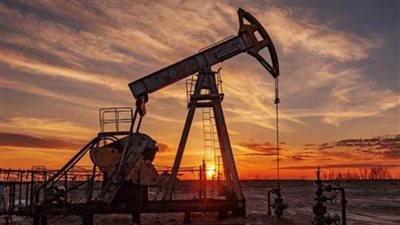 أسعار النفط تتجه لإنهاء تداولات الأسبوع على ارتفاع بعد خفض معدلات الفائدة بأمريكا