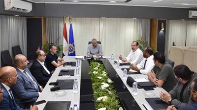 محافظ أسوان يستعرض جهود الفرق الطبية بوزارة الصحة