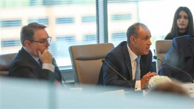 وزير الخارجية يستعرض مع 