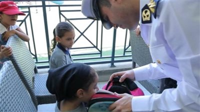  وزارة الداخلية تهدي حقائب مدرسية بمشتملاتها للأطفال بالمناطق الحضارية الجديدة