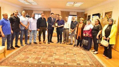 محافظ أسيوط يستقبل مفوض الدولة بالمحافظة و13 موظفا من مديريتي الإسكان والمالية لتكريمهم على تفانيهم في العمل