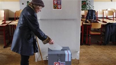 الناخبون في التشيك يواصلون التصويت لليوم الثاني في انتخابات مجلس الشيوخ والمجالس الإقليمية