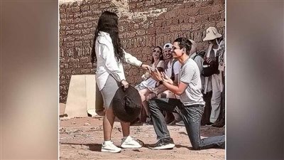 سائح مكسيكى يتقدم لخطوبة صديقته بساحة معبد أبوسمبل 
