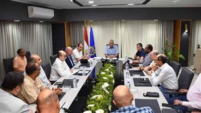 محافظ أسوان: قوافل طبية بمناطق أبوالريش ودراو لتوصيل الخدمة الطبية والعلاجية للمواطنين