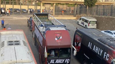 خاص بالصور.. حافلة مكشوفة ودرع الدوري للاحتفال باللقب 44 للأهلي