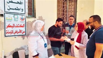 د. سمر عارف تتفقد القافلة الطبية المجانية بكفر الشيخ