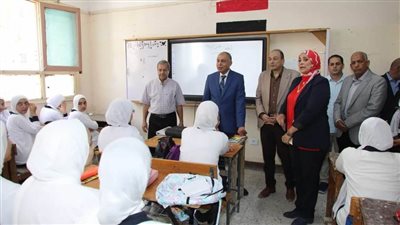 محافظ المنيا يجري جولة بالمدارس والطلاب يستقبلونه بالأناشيد الوطنية وهتاف 