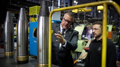 الرئيس الأوكراني يتفقد مصنع قذائف المدفعية في مسقط رأس بايدن