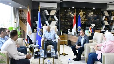 محافظ أسوان يستقبل وفد شباب تنسيقية الأحزاب لإطلاعهم على جهود احتواء الأزمة الصحية