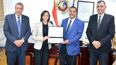  محافظ البحيرة تكرم مدير مدرسة شريف محروس تقديرا لجهوده المتميزة  