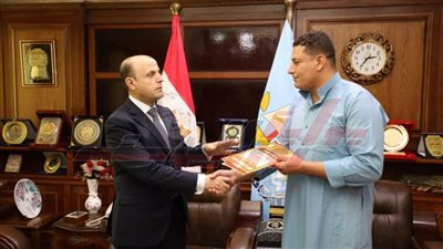 محافظ كفر الشيخ يُسلّم 16 عقد تقنين أراضي أملاك الدولة