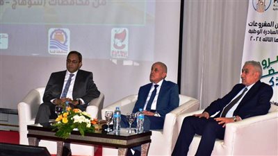 أسوان.. السكرتير العام يحضر مؤتمر الإعلان عن المشروعات الفائزة بمبادرة المشروعات الخضراء الذكية