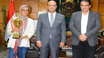 رئيس جامعة أسيوط يحتفي بالطالبة الفائزة بالمركز الأول  في مسابقة «Rally Egypt 2024»