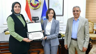 محافظ البحيرة تكرم مدير إدارة المنطقة الطبية الثانية للتأمين الصحي ومدير مستشفى رشيد العام