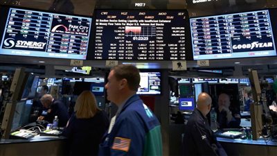 تباين أسعار السلع الرئيسية والمعادن بالبورصات العالمية