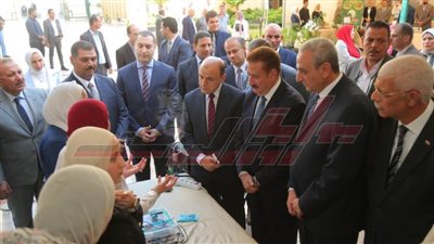 تفقد معرض المشروعات الفائزة بالمبادرة الوطنية للمشروعات الخضراء الذكية