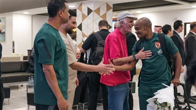 السوبر الأفريقي| قمصان وعدلي يستقبلان بعثة الأهلي في مطار الرياض