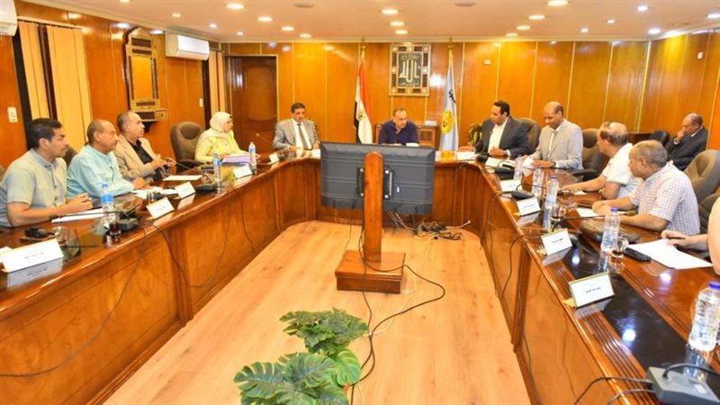 محافظ أسيوط يناقش