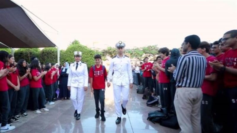 ضابط وضابطه يصطحبون