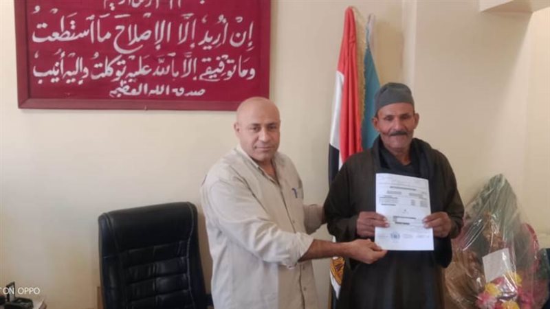 رئيس مركز صدفا يسلم