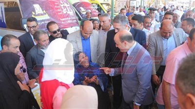 عبدالمعطي يستمع لشكاوى وطلبات أهالي قرية العباسية بكفر الشيخ